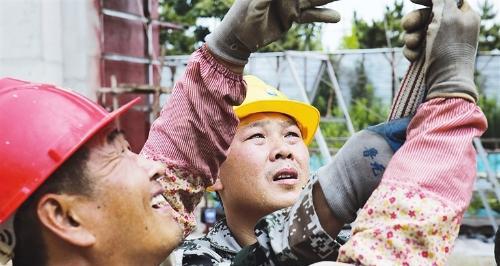 致敬勤劳建筑工（他们的汗水浇灌着城市的繁荣）