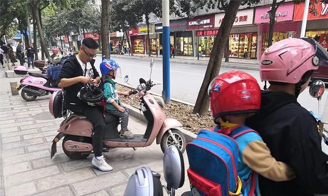 留住爷爷骑电动车的风景（一段关于家庭和城市之间的温馨故事）