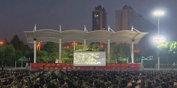 一个年轻人的故事（一个年轻人的故事）