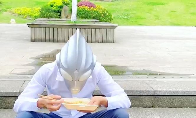 小女孩的奇妙冒险（善良的心让她活成了别人口中的英雄）