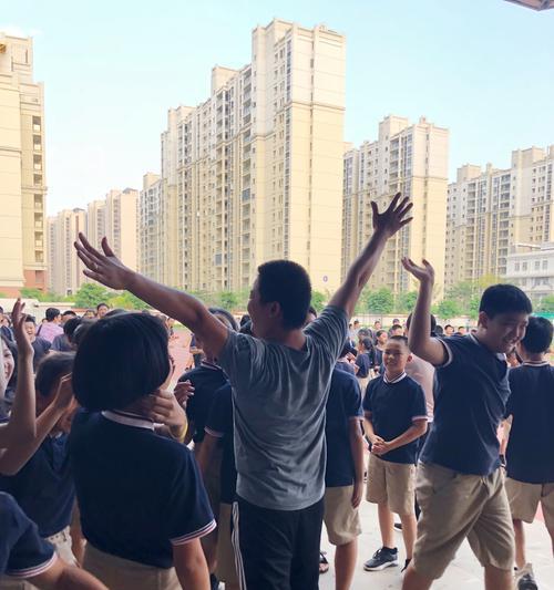 在狂风中与命运抗争的故事(风暴中的坚定与勇气)