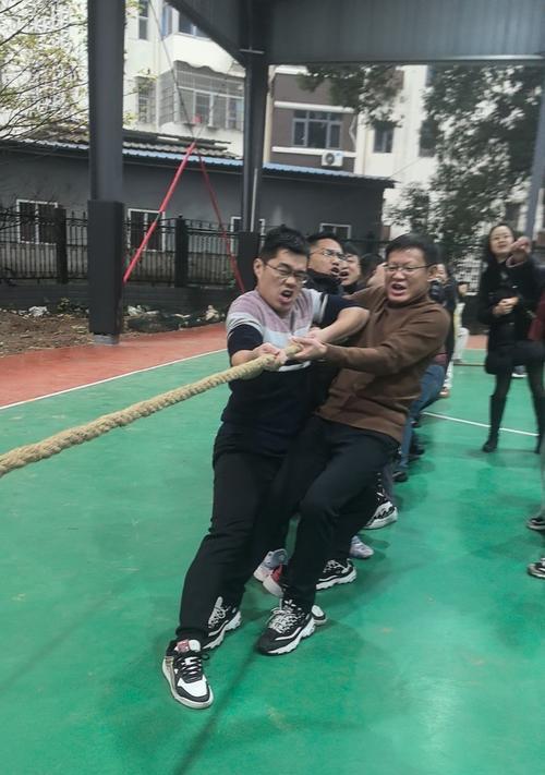 一场拔河比赛的胜利之路（团队协作与个人力量的完美结合）