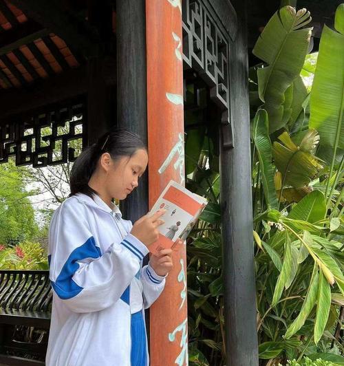 《书香相伴》（一个小女孩的成长故事）